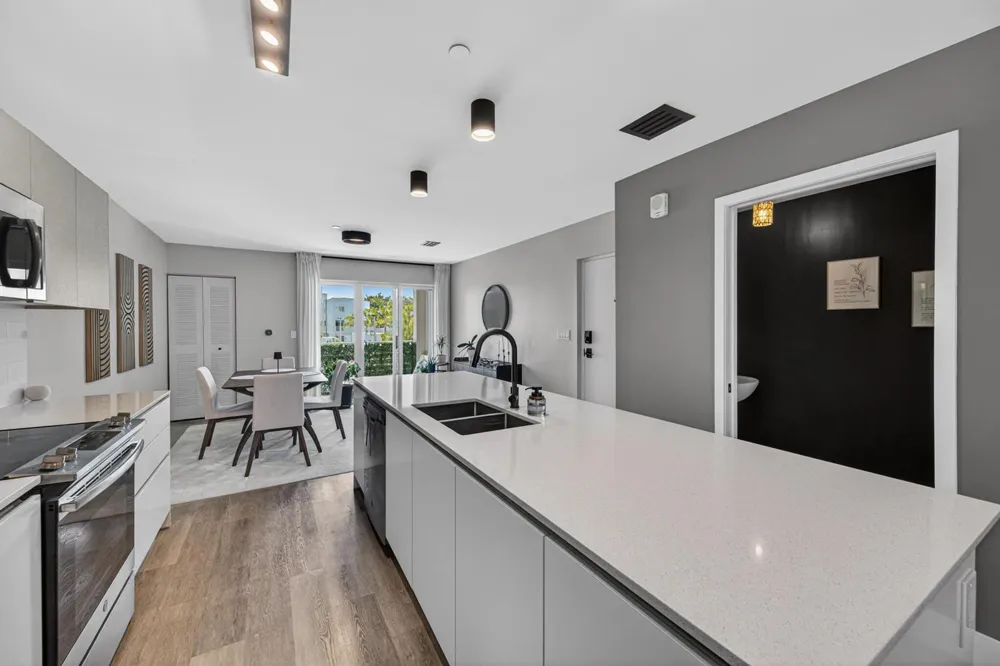 2535 NE 193rd Street #3203 Miami, FL 33180