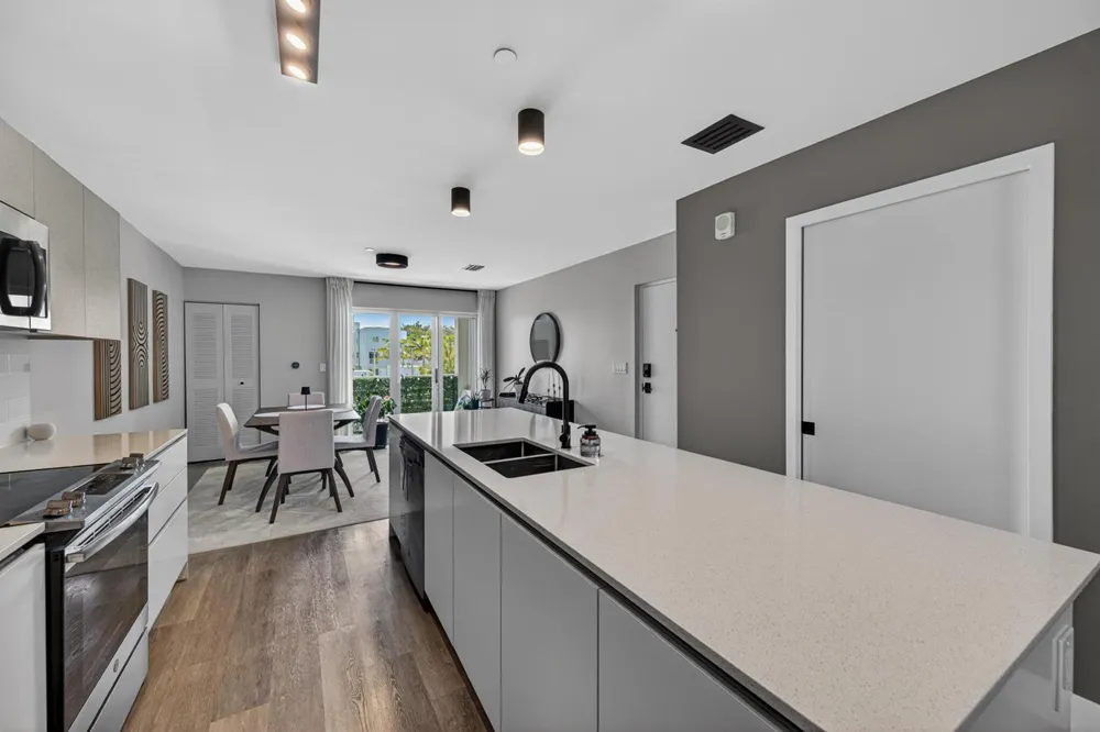 2535 NE 193rd Street #3203 Miami, FL 33180