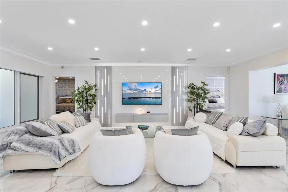 207 Royal Palm Drive Fort Lauderdale, FL 33301