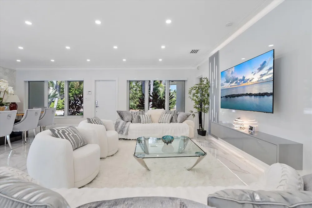 207 Royal Palm Drive Fort Lauderdale, FL 33301