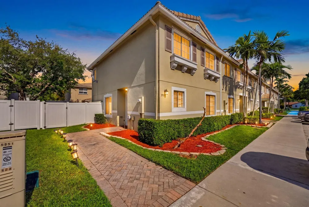 5951 Manchester Way Tamarac, FL 33321
