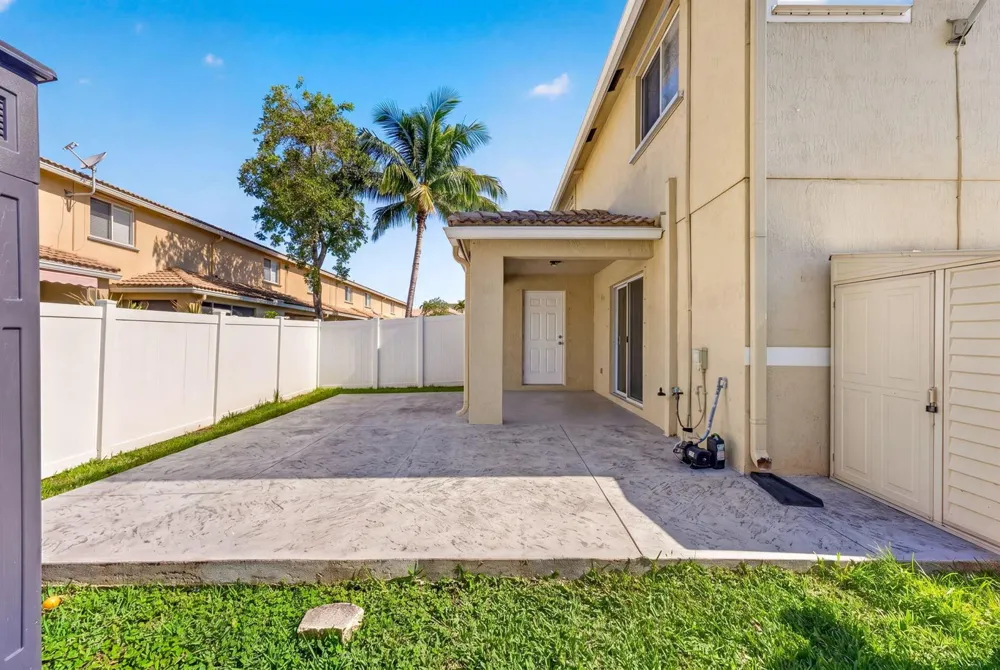 5951 Manchester Way Tamarac, FL 33321