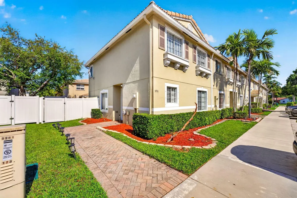 5951 Manchester Way Tamarac, FL 33321
