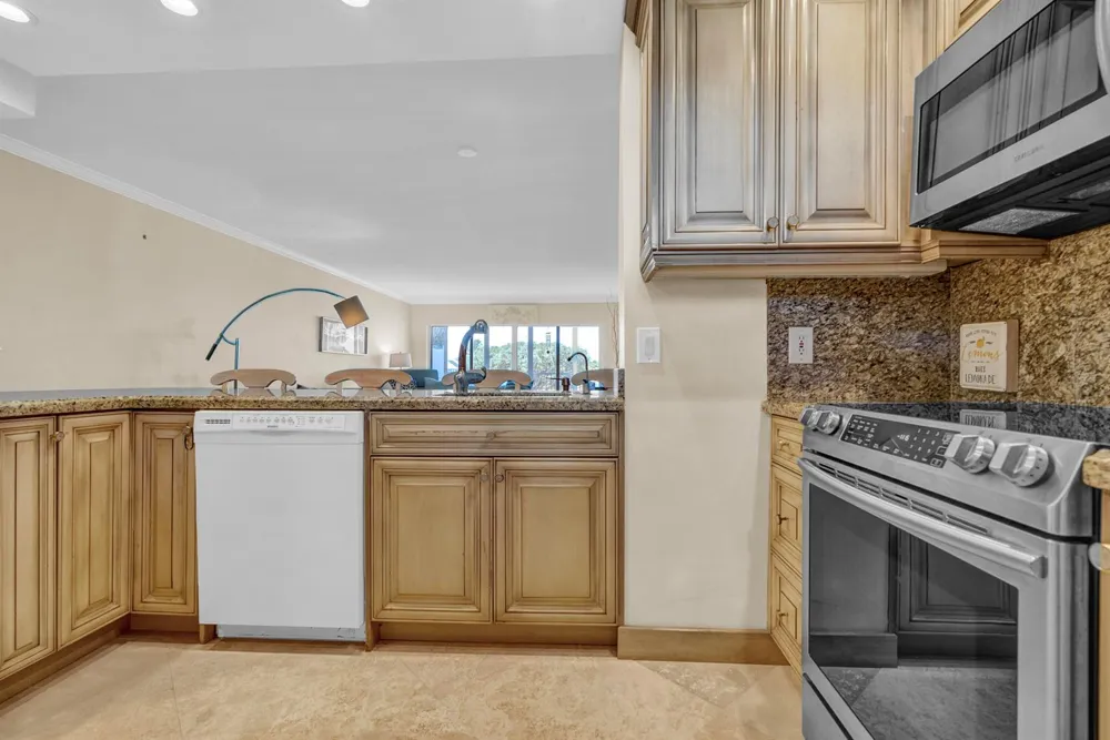 3050 NE 48th Court #305 Lighthouse Point, FL 33064