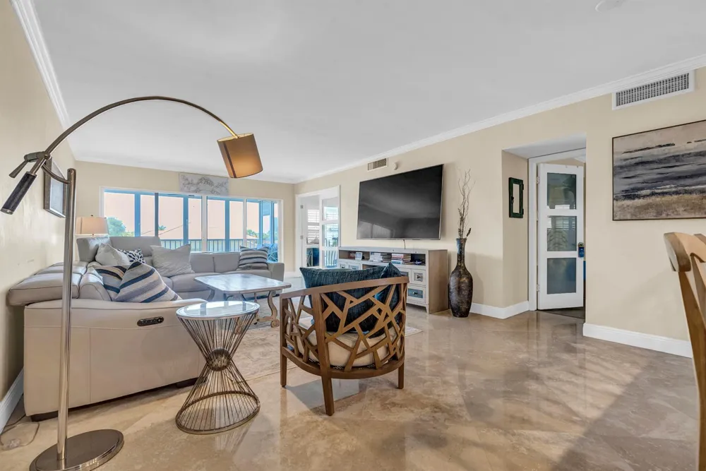 3050 NE 48th Court #305 Lighthouse Point, FL 33064