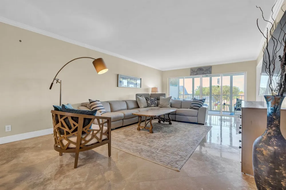 3050 NE 48th Court #305 Lighthouse Point, FL 33064