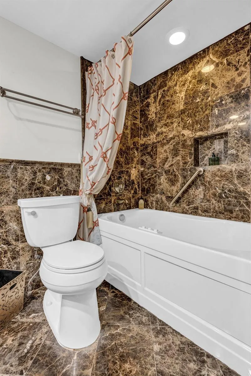 3050 NE 48th Court #305 Lighthouse Point, FL 33064