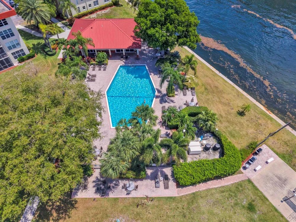 3050 NE 48th Court #305 Lighthouse Point, FL 33064