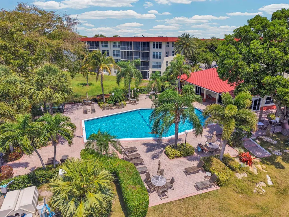 3050 NE 48th Court #305 Lighthouse Point, FL 33064