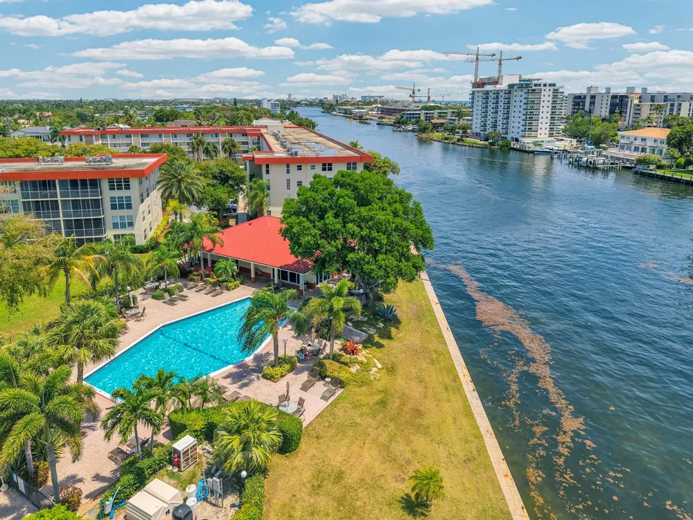 3050 NE 48th Court #305 Lighthouse Point, FL 33064