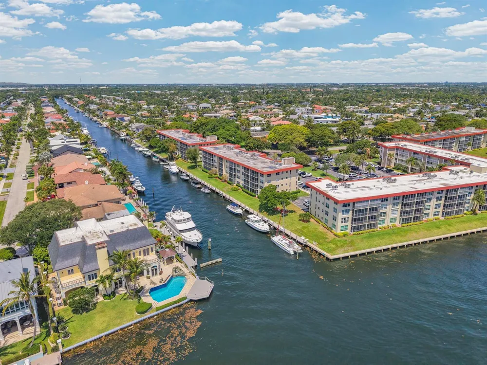 3050 NE 48th Court #305 Lighthouse Point, FL 33064