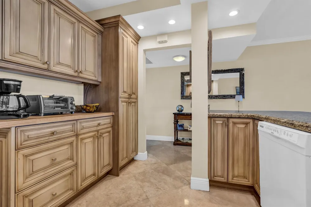 3050 NE 48th Court #305 Lighthouse Point, FL 33064