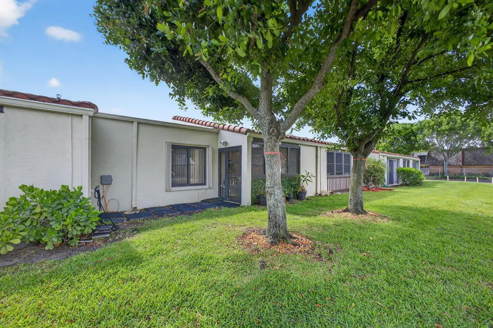 2532 S Boundbrook Dr S #102 Palm Springs, FL 33406