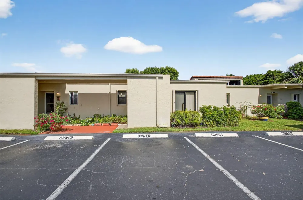 2532 S Boundbrook Dr S #102 Palm Springs, FL 33406