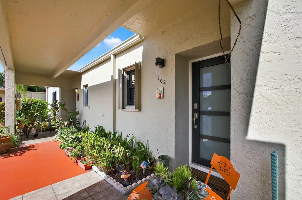 2532 S Boundbrook Dr S #102 Palm Springs, FL 33406