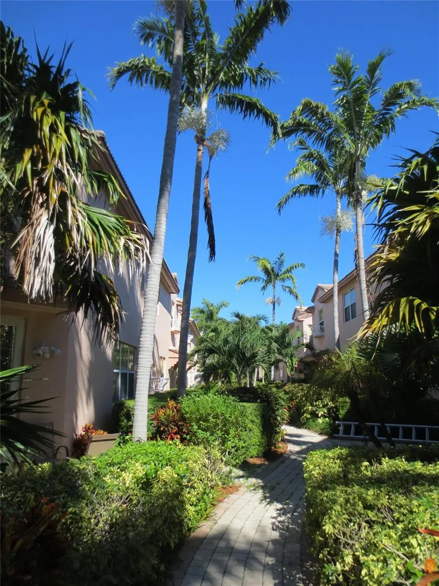 1900 Oceanwalk Lane #117 Lauderdale By The Sea, FL 33062
