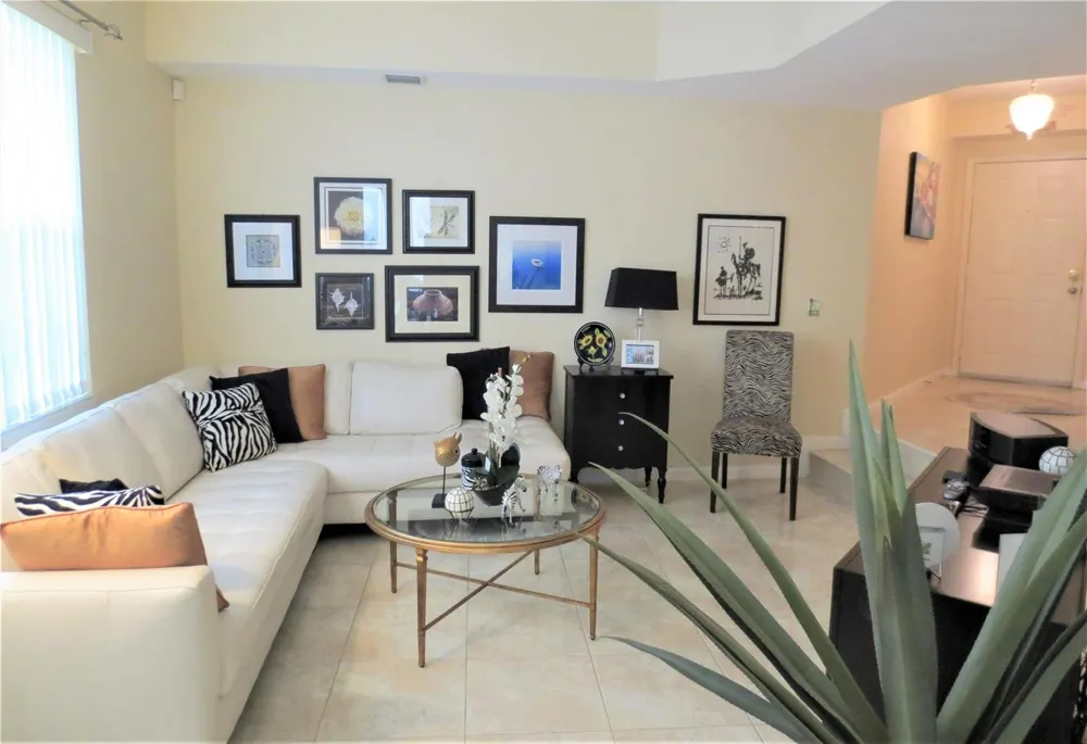 1900 Oceanwalk Lane #117 Lauderdale By The Sea, FL 33062