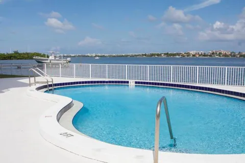 301 Croton Avenue #405