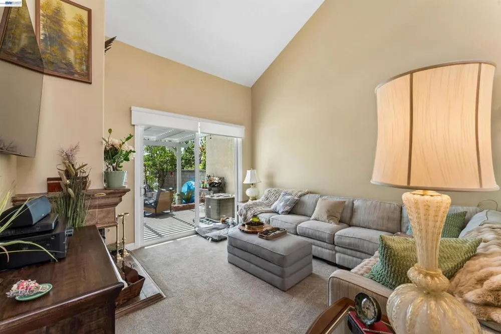 24448 Hampton Dr #B Santa Clarita, CA 91355