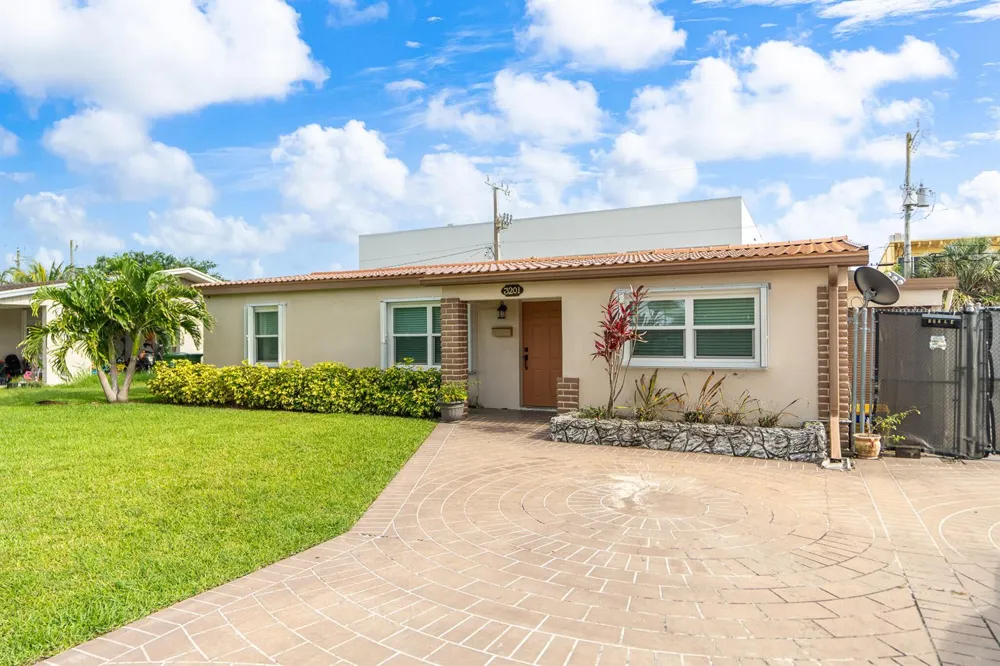 3201 Alice Drive Palm Springs, FL 33461