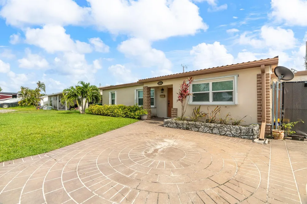 3201 Alice Drive Palm Springs, FL 33461