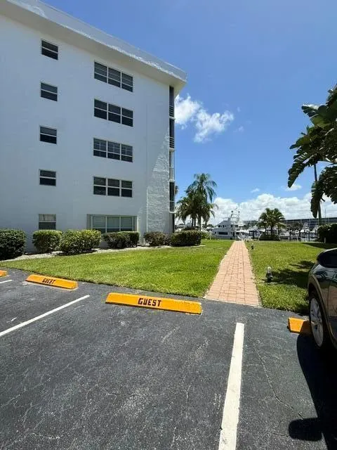 29 Yacht Club Drive #304 North Palm Beach, FL 33408