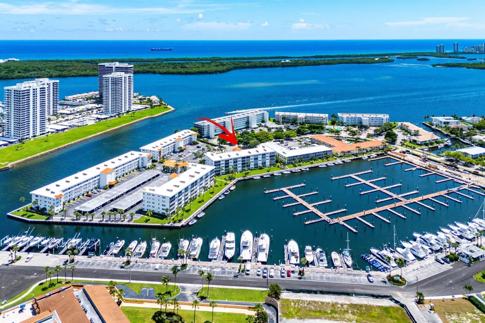 29 Yacht Club Drive #304 North Palm Beach, FL 33408