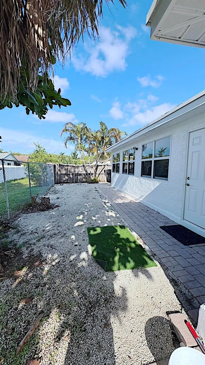 411 SE 4th Street Dania Beach, FL 33004