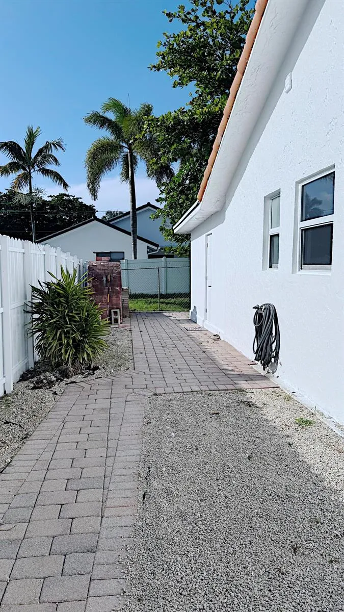 411 SE 4th Street Dania Beach, FL 33004