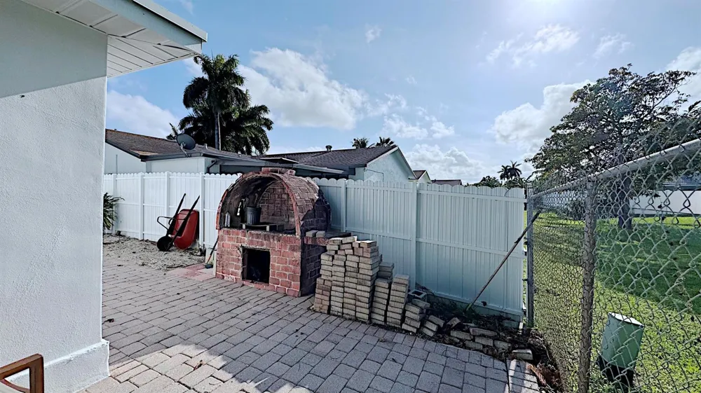 411 SE 4th Street Dania Beach, FL 33004