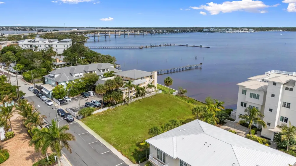 39 SE Seminole Street Stuart, FL 34994