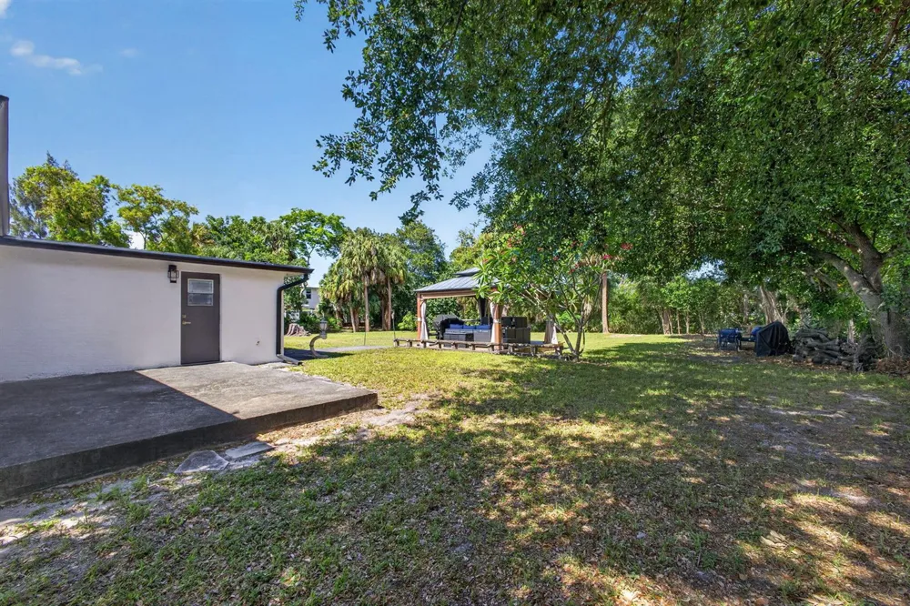 5500 West Place Mangonia Park, FL 33407