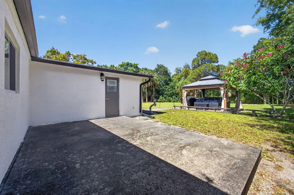 5500 West Place Mangonia Park, FL 33407