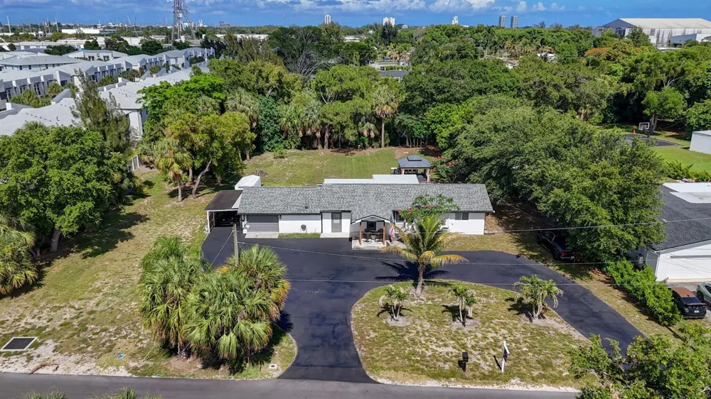 5500 West Place Mangonia Park, FL 33407