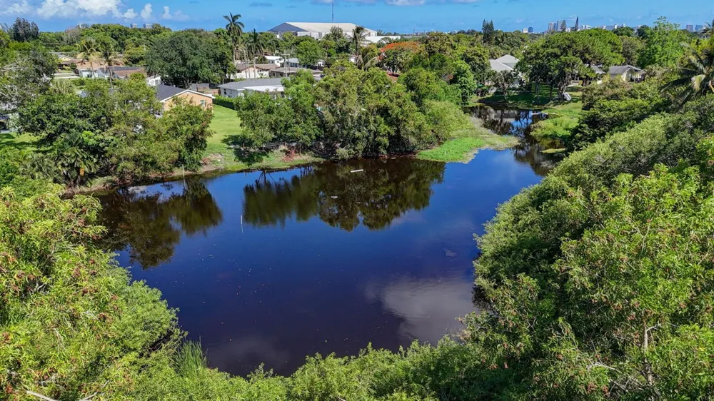 5500 West Place Mangonia Park, FL 33407