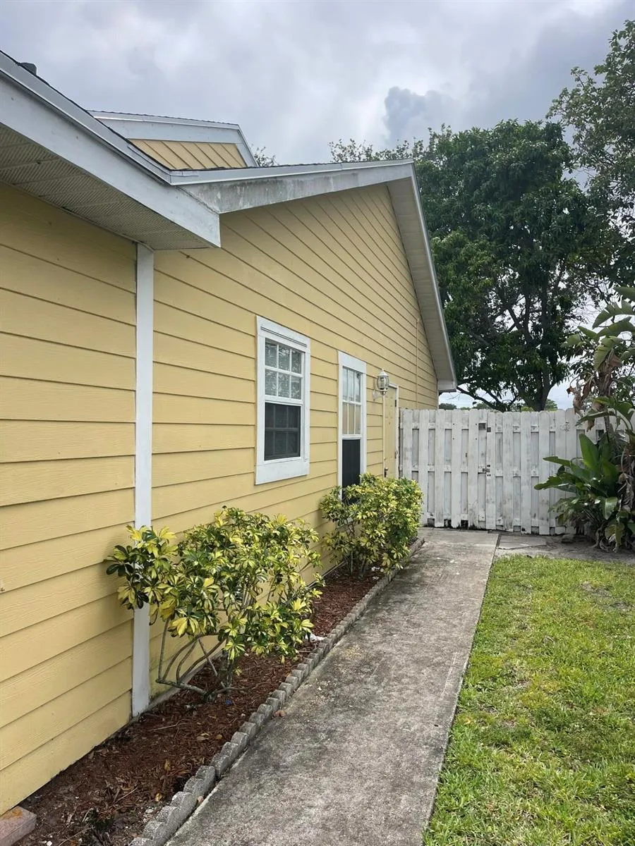 1534 Royal Forest Court West Palm Beach, FL 33406
