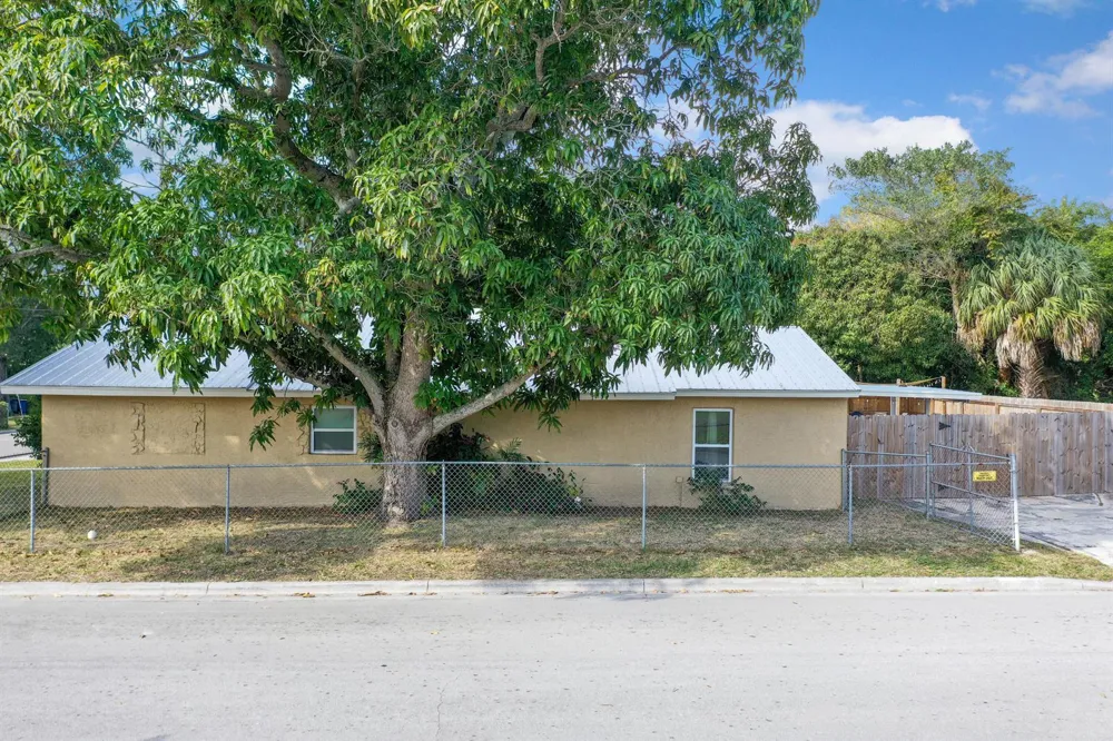 1002 Avenue E E Fort Pierce, FL 34950
