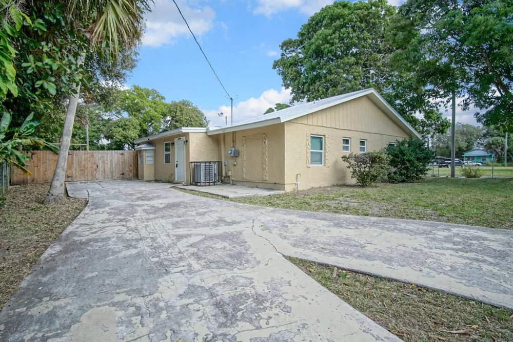 1002 Avenue E E Fort Pierce, FL 34950