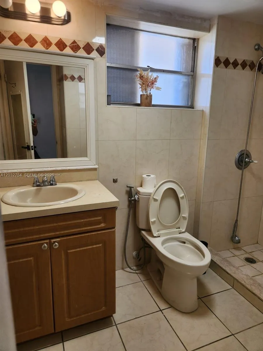 160 Royal Palm Rd #215 Hialeah Gardens, FL 33016
