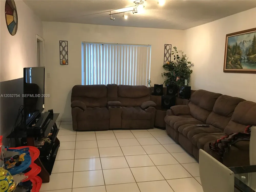 160 Royal Palm Rd #215 Hialeah Gardens, FL 33016