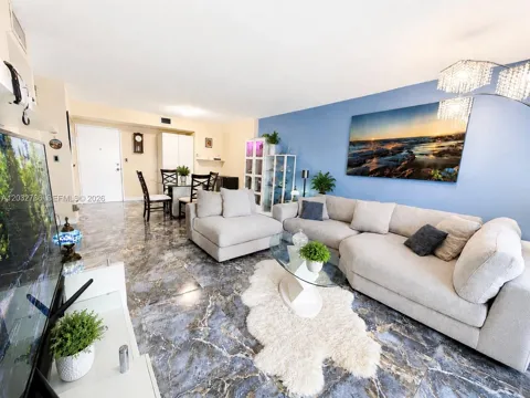 4200 Hillcrest Dr #403