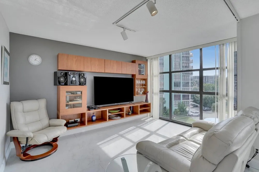 600 Parkview Drive #531 Hallandale Beach, FL 33009