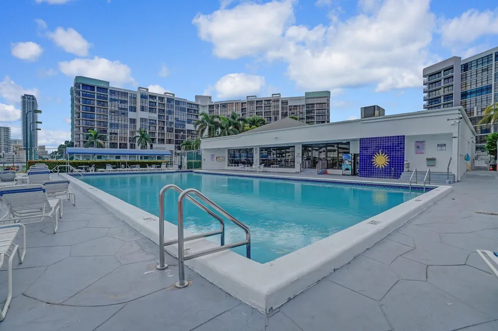600 Parkview Drive #531 Hallandale Beach, FL 33009