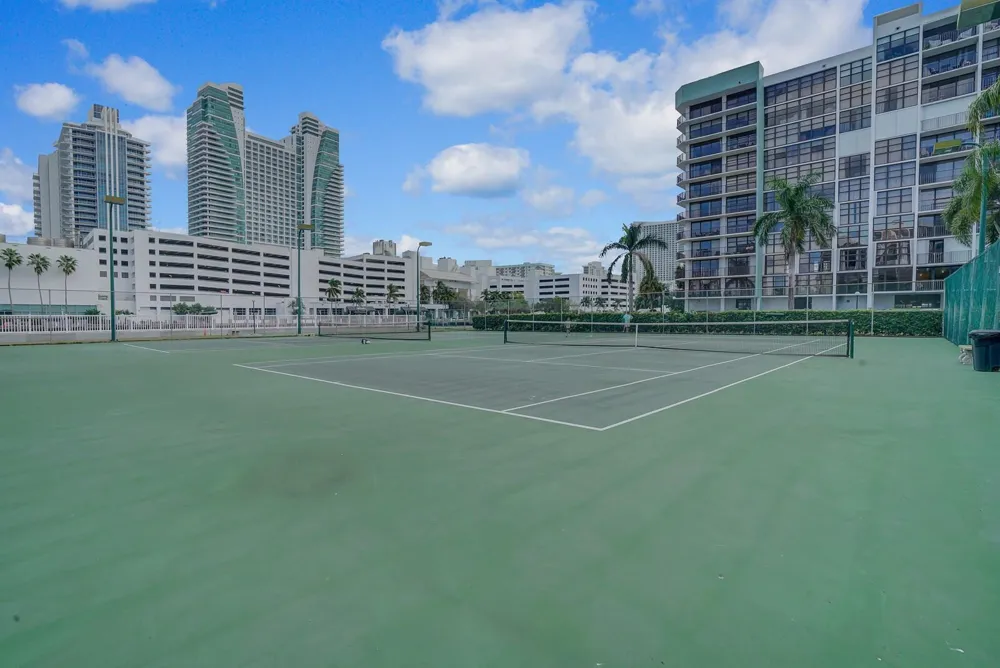 600 Parkview Drive #531 Hallandale Beach, FL 33009