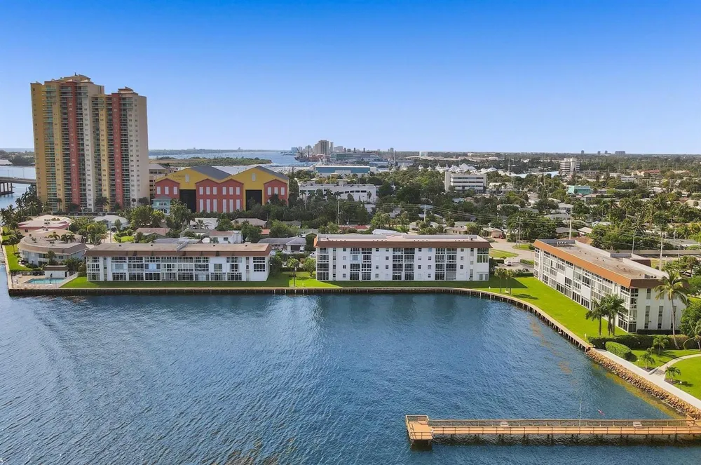 410 Wilma Circle #103 Riviera Beach, FL 33404