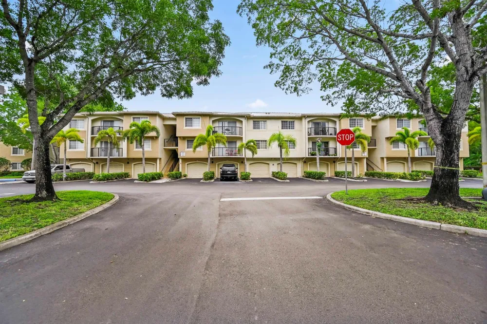 1100 S Crestwood Ct S #1109 Royal Palm Beach, FL 33411
