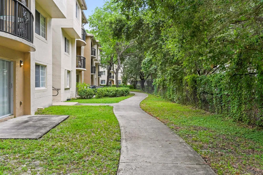 1100 S Crestwood Ct S #1109 Royal Palm Beach, FL 33411