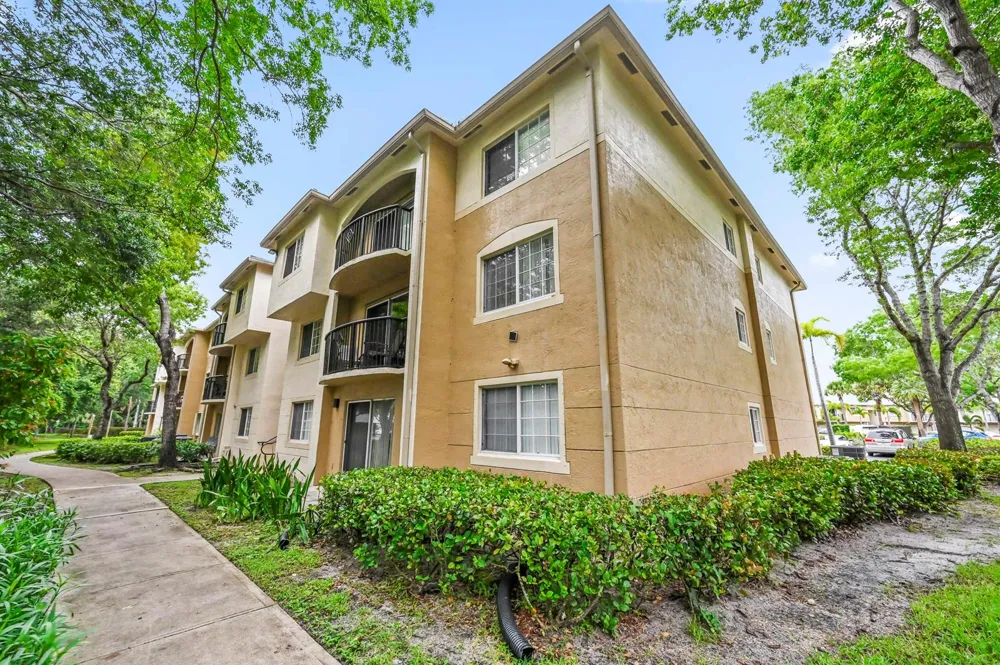 1100 S Crestwood Ct S #1109 Royal Palm Beach, FL 33411