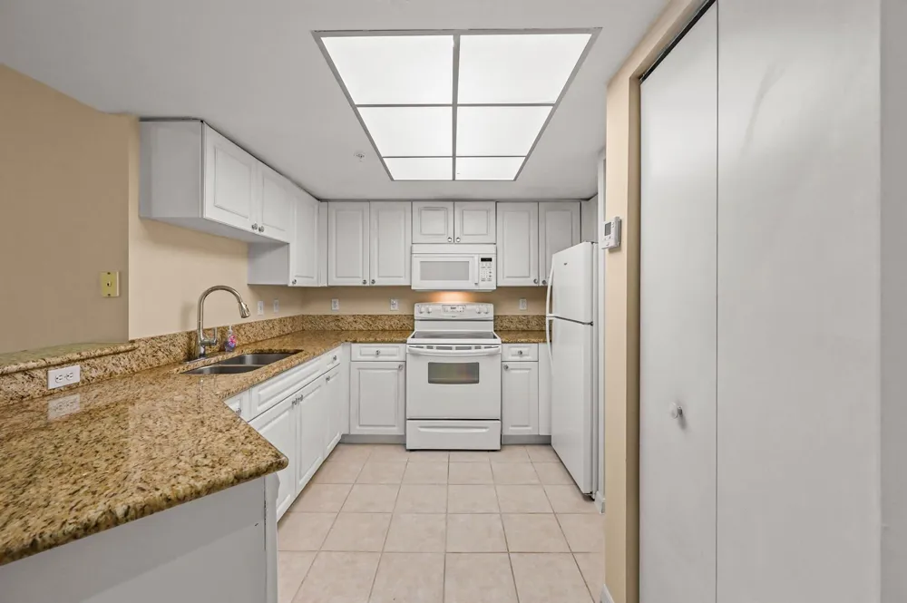 1100 S Crestwood Ct S #1109 Royal Palm Beach, FL 33411