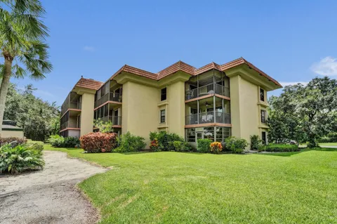 200 Jacaranda Country Club Drive #1b